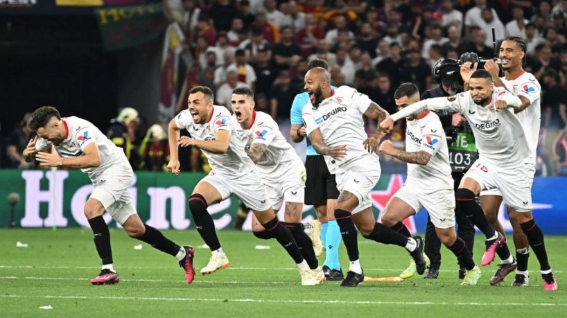 Jogadores do Sevilla comemorando o gol do título