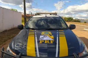 Jovem é presa após ser flagrada dirigindo sob efeito de álcool (Foto: Divulgação/ PRF-PI)