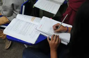 Jovens estudando (Foto: Renato Araújo/Agência Brasília)