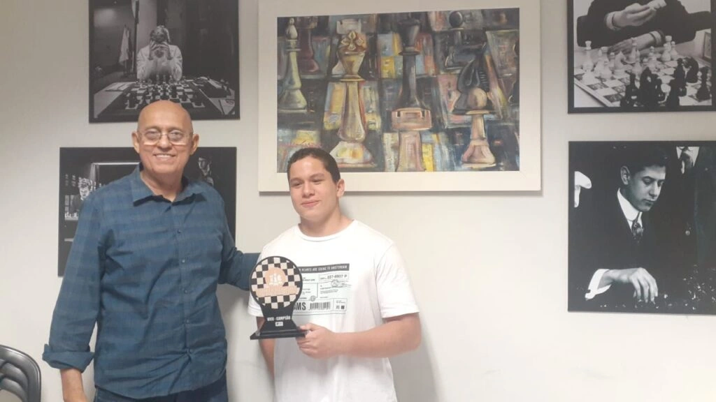 Luis Carlos presidente da FPX-PI entrega troféu a Henrique