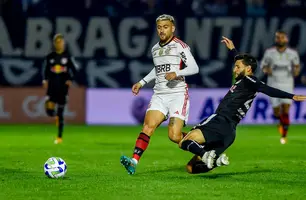 Meio campista Arrascaeta e lateral Juninho Capixaba (Foto: Reprodução/Twitter)