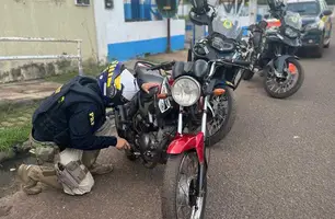 Motocicleta roubada há mais de 12 anos foi recuperada (Foto: Divulgação/ PRF-PI)