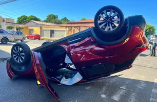 Registro após o momento em que o carro capotou na Zona Sul de Teresina (Foto: Thracy Oliveira / Antena 10)