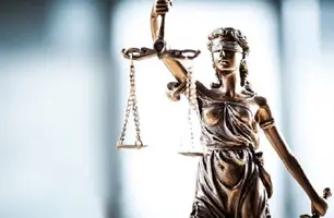 Réus são ouvidos em audiência nesta segunda (26) (Foto: Reprodução)