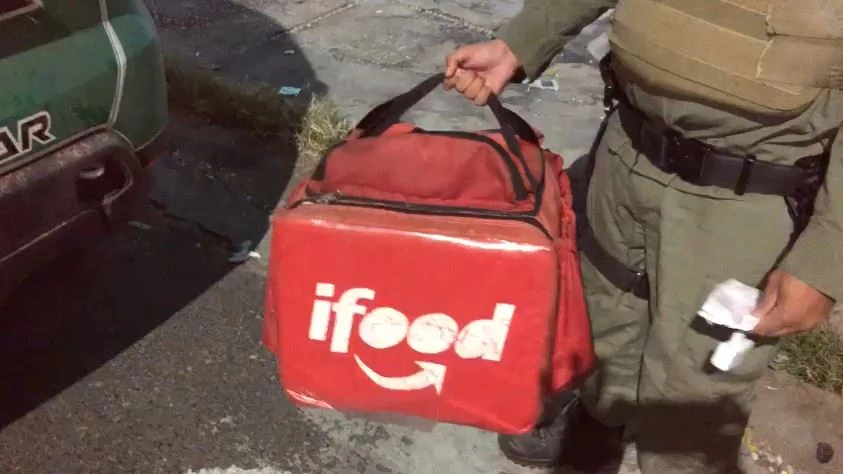 Suspeito se disfarça de entregador para tentar assaltar casal