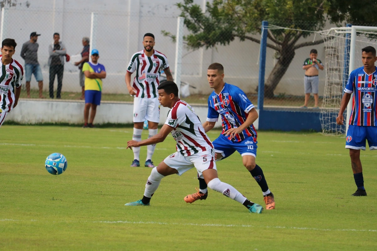 Volante Maurício, do Fluminense-PI