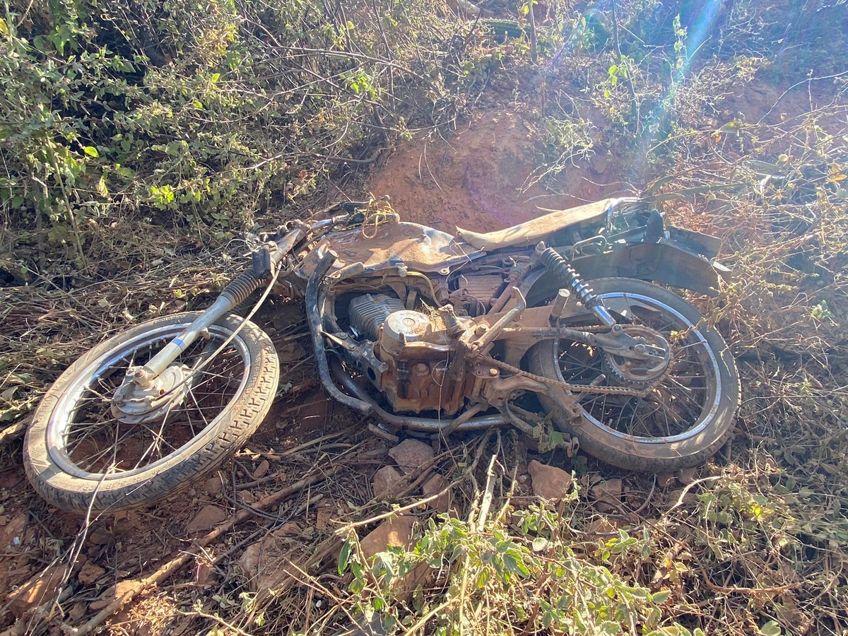 Acidente entre moto e caminhão