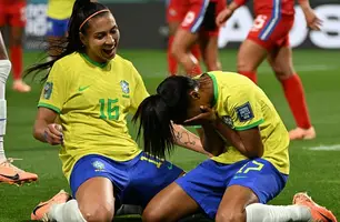Ary Borges emocionada comemorando seu primeiro gol pela Copa do Mundo Feminina (Foto: Reprodução/ Chris Hyde – FIFA)