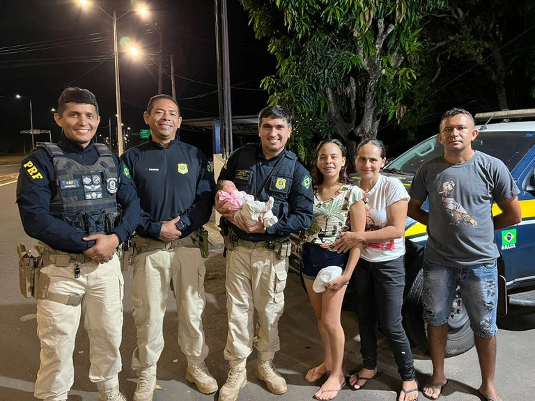 Bebê recém-nascida é salva por agentes da PRF