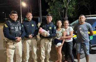 Bebê recém-nascida é salva por agentes da PRF (Foto: Divulgação/ PRF-PI)