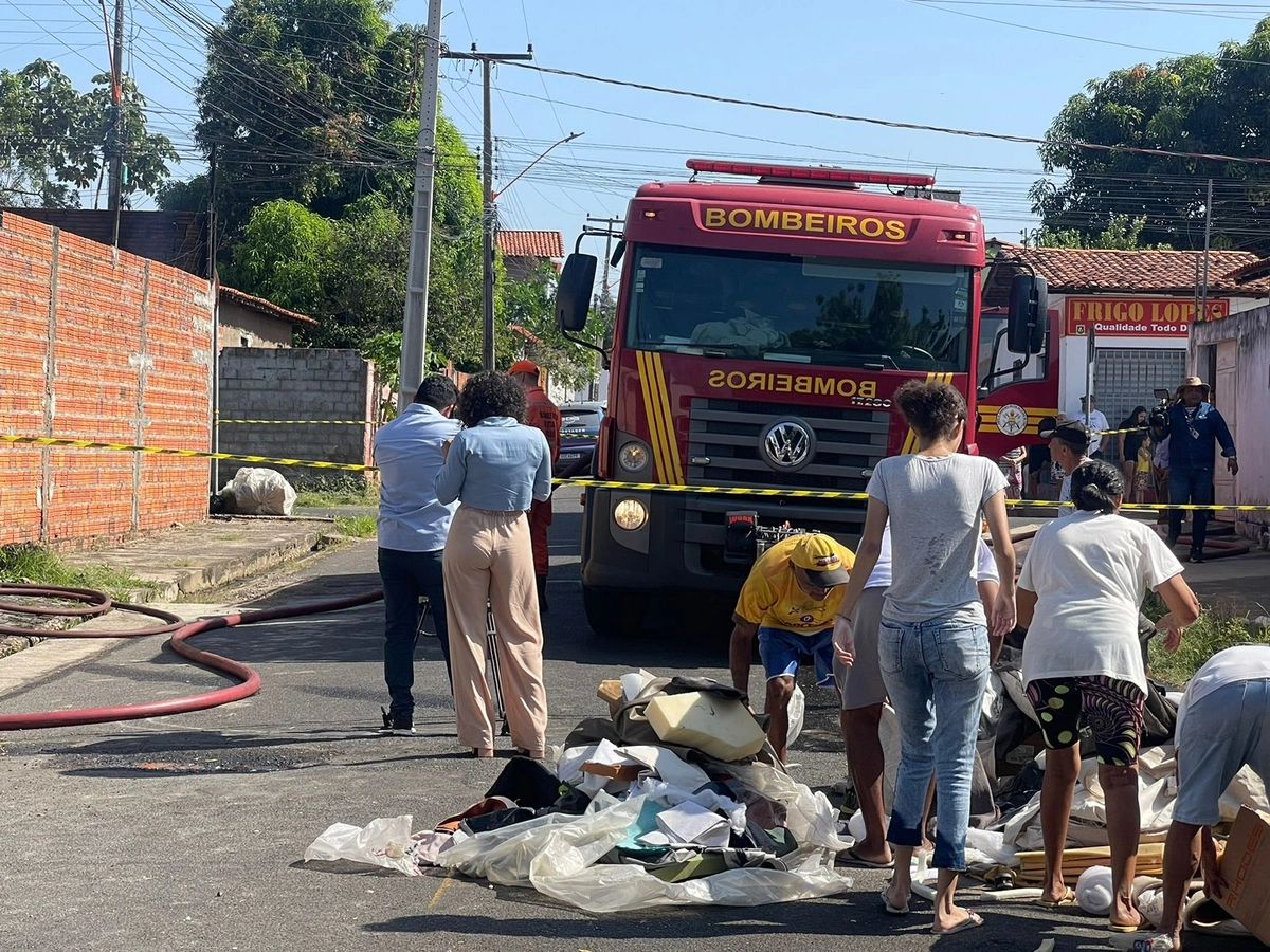 Bombeiros estiveram no local