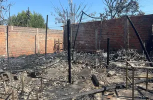 Bombeiros foram chamados ao local para controlar as chamas que se alastraram (Foto: Tiago Moura / Conecta Piauí)