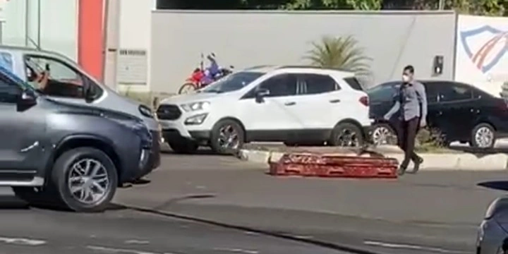 Caixão caído na avenida