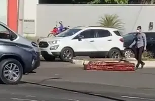 Caixão caído na avenida (Foto: Reprodução)
