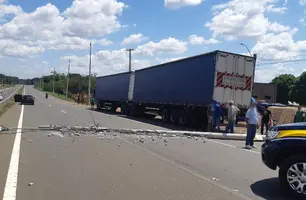 Caminhão causa acidente após derrubar poste de energia (Foto: Divulgação/ PRF-PI)