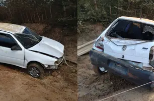 Carro derruba poste e deixa região sem energia (Foto: Reprodução/ Redes Sociais)