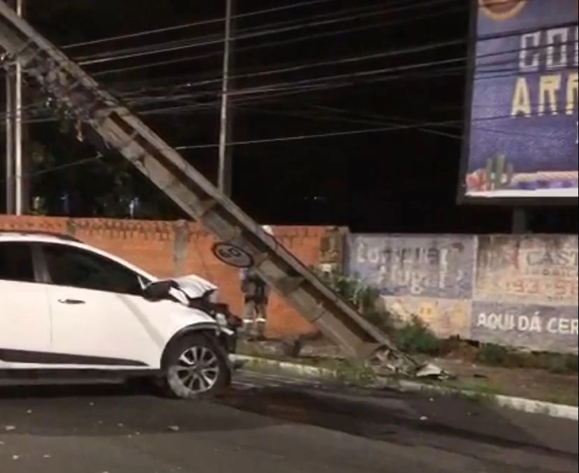 Carro ficou parcialmente destruído