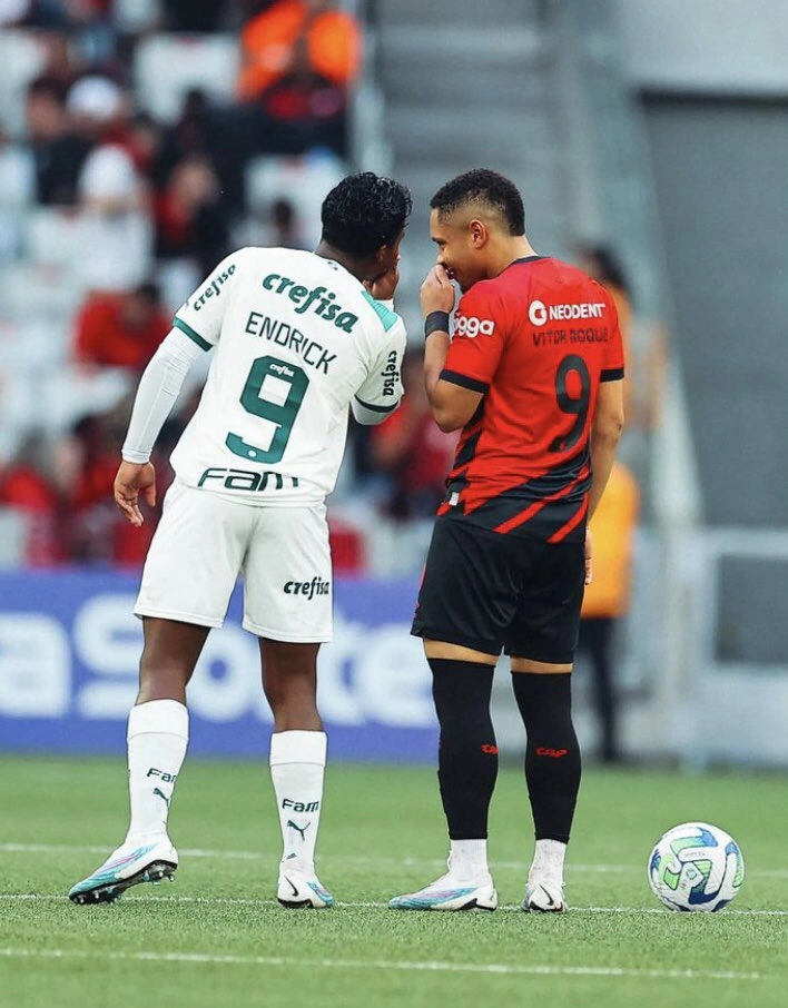 Endrick e Vitor Roque, ambos camisa 9 de suas equipes