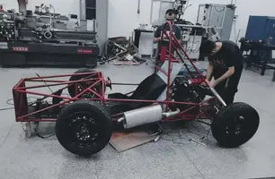 Equipe desenvolvendo o carro de Fórmula 1 (Foto: Arquivo pessoal)