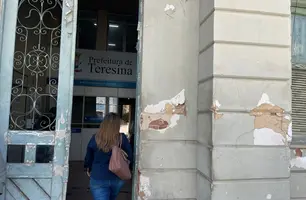 Fachada do Palácio da Cidade está toda apresentando problemas (Foto: Tiago Moura/Conecta Piauí)