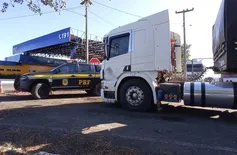 Caminhão é flagrado com controle de emissões de poluentes irregular na BR-343