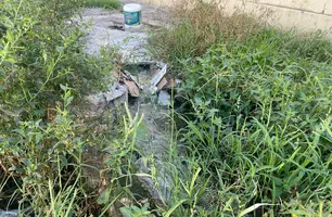 Fossa séptica aberta na calçada do Hospital Municipal Dr. Mariano Gayoso Castelo Branco (Foto: Tiago Moura / Conecta Piauí)