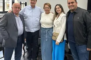 Georgiano Neto com a família e Gilberto Kassab (Foto: Reprodução)