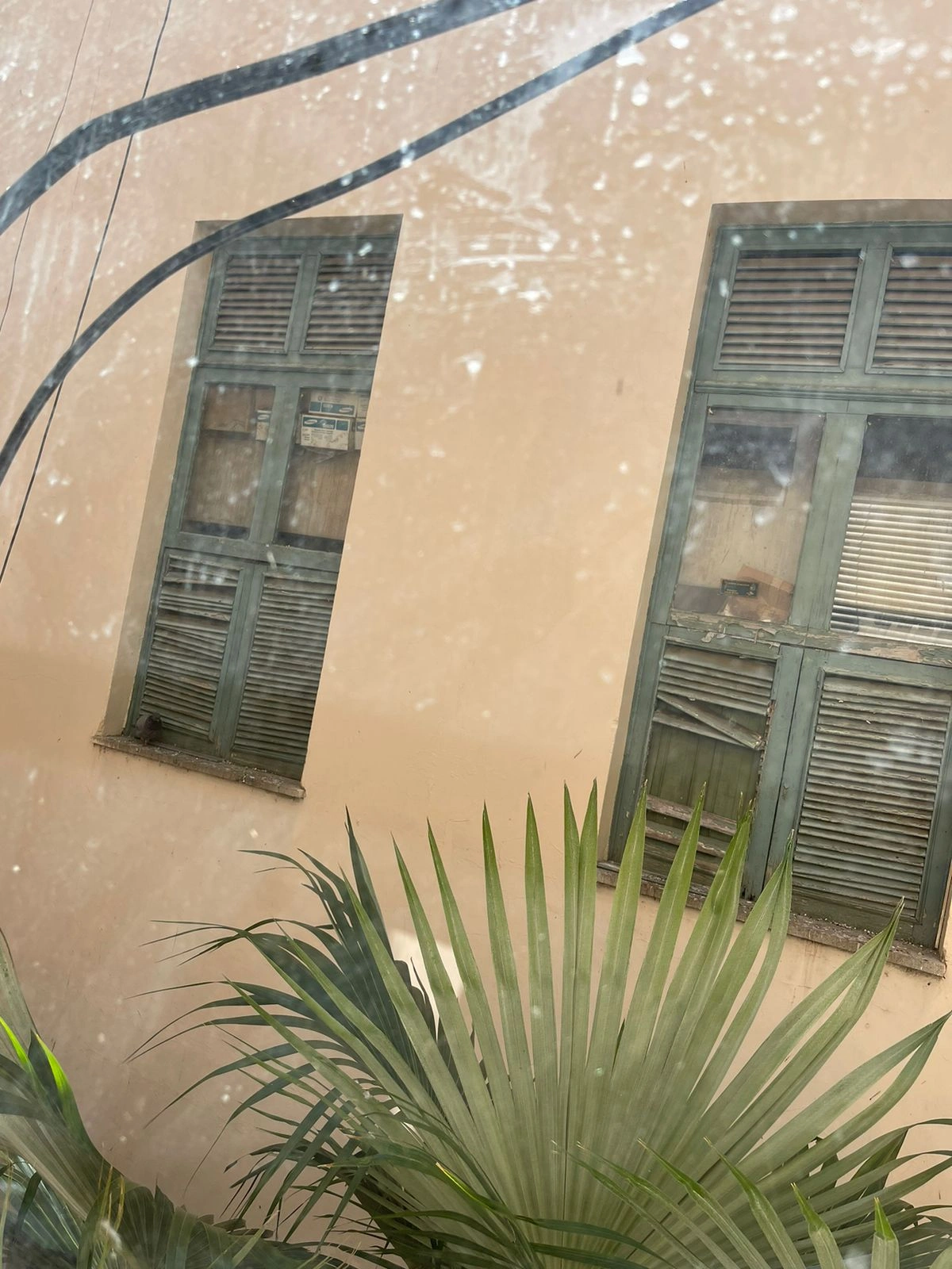 Janelas da Prefeitura estão todas em péssimo estado de conservação