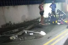 Jovem fica em estado grave após perder o controle de moto e colidir contra poste