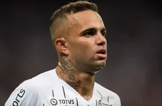 Luan mostra roupa ensanguentada após agressão de torcedores do Corinthians