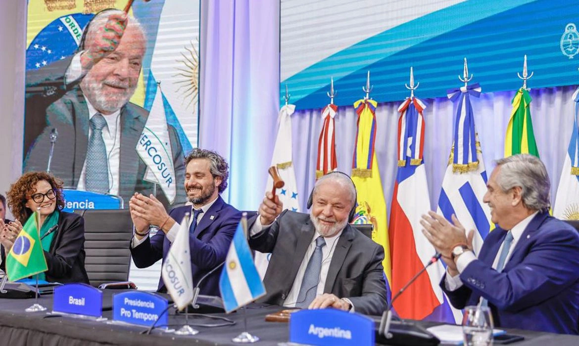 Lula participa da retomada de obras da Universidade Latino-Americana