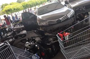 Motorista colidiu contra outro seis veículos em estacionamento de supermercado na zona Lesta de Teresina (Foto: Reprodução/rede social)