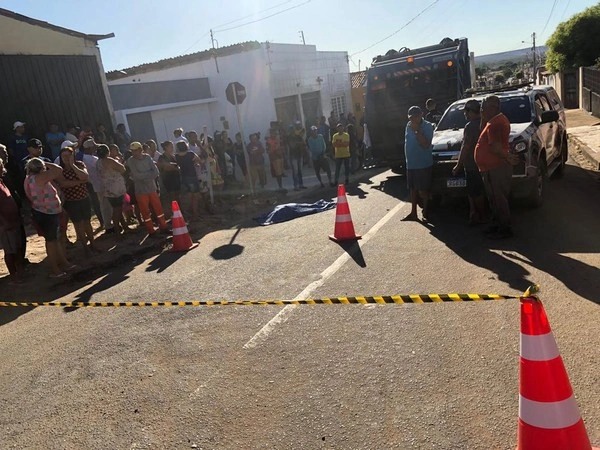Mulher morre atropelada por caminhão de lixo