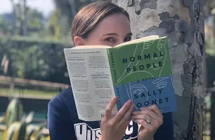 Nathalie Portman com o livro Pessoas Normais (Foto: Reprodução)