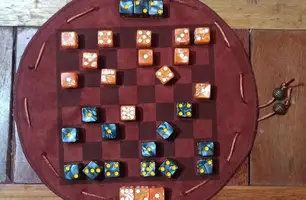 O jogo colabora no desenvolvimento cognitivo, além de auxiliar no aprendizado do xadrez (Foto: Reprodução/Rede social)