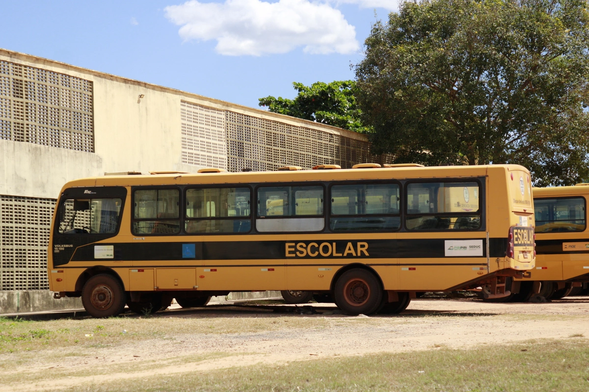 Ônibus escolar