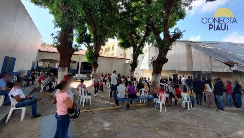 Pessoas aguardam para prestarem depoimentos
