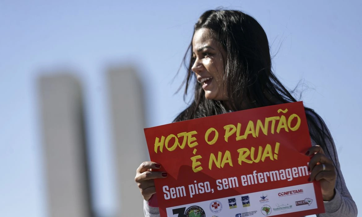 Piso de enfermeiros privados deve ser pago na falta de acordo