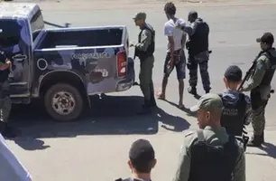 Suspeito sendo preso pela PM (Foto: Reprodução)