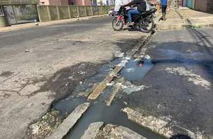A Rua Território Fernando de Noronha está cheia de buracos (Foto: Tiago Moura / Conecta Piauí)