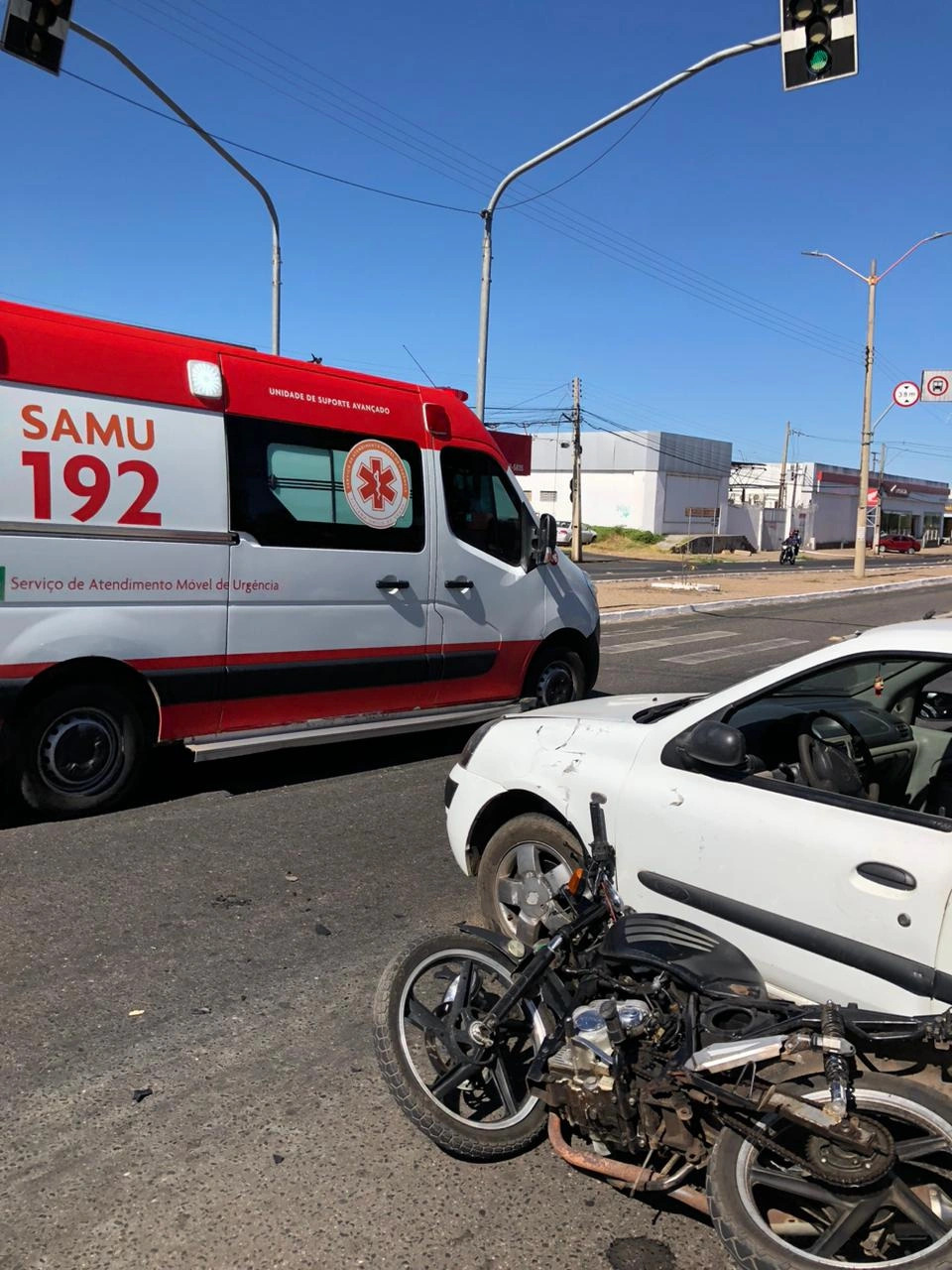 Acidente aconteceu na avenida Gil Martins
