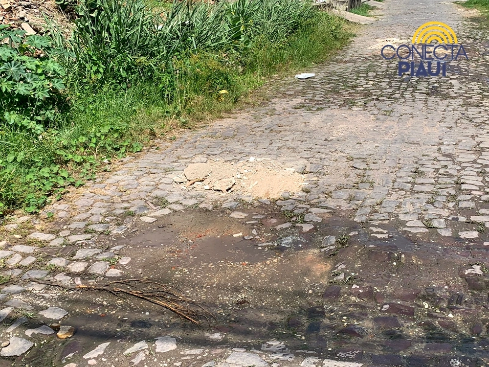 Buracos no bairro Lourival Parente