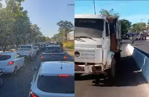 Caminhão quebra na Ponte da Amizade (Foto: Reprodução/ Redes Sociais)