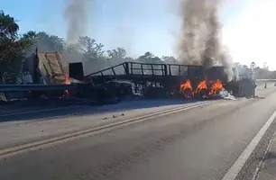 Carreta pega fogo e fica destruída após acidente no Piauí (Foto: Reprodução/PRF-PI)