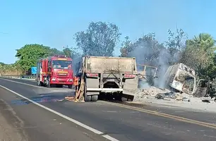 Carreta pega fogo e fica destruída após acidente no Piauí (Foto: Reprodução/PRF-PI)