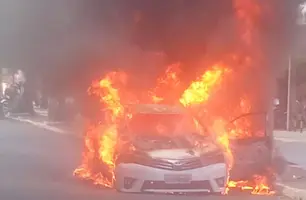 Corolla fica destruído após pegar fogo na Avenida Joaquim Nelson no Dirceu (Foto: Reprodução)
