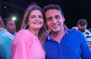 Deputada estadual Gracinha Mão Santa abraçando o vereador David Soares (Foto: Reprodução)