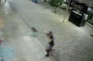 Homem quebra vidraça de loja e rouba o local (Foto: Reprodução/rede social)