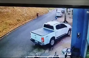 Imagens registradas por câmera de segurança do momento do homicídio (Foto: Reprodução/Rede social)