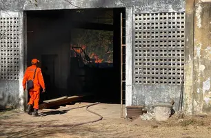 Incêndio atinge serraria em Teresina (Foto: Tiago Moura/Conecta Piauí)